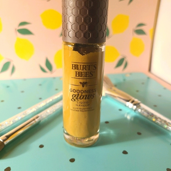 🐝NWT🐝 Burt's Bees Goodness Glows Liquid Makeup - Picture 5 of 7
